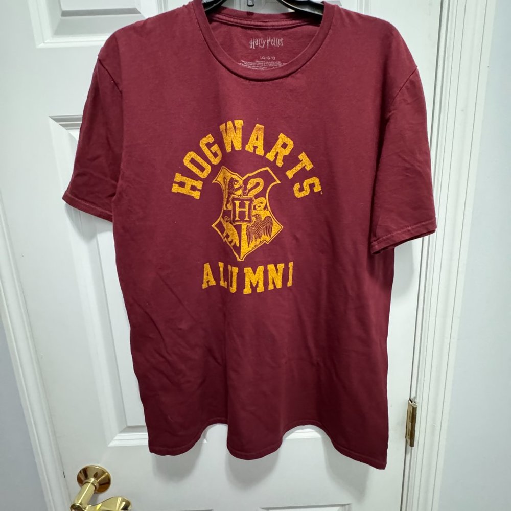 Harry Potter Hogwarts Alumni size large tee shirt